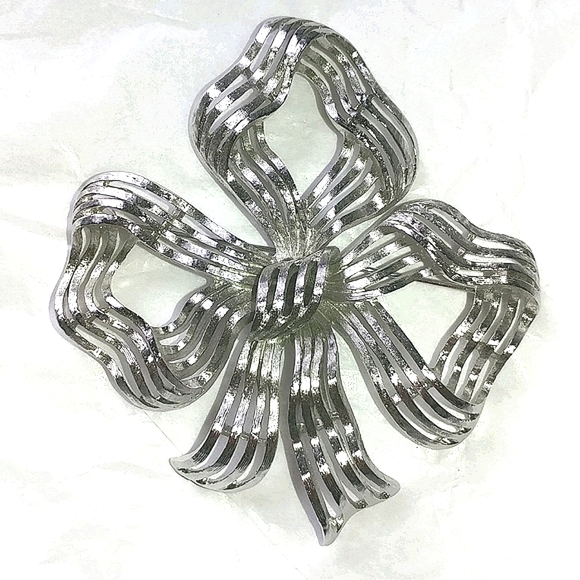 MONET OPENWORK BOW PIN BROOCH - SILVERTONE 3" HIGH - Picture 2 of 5